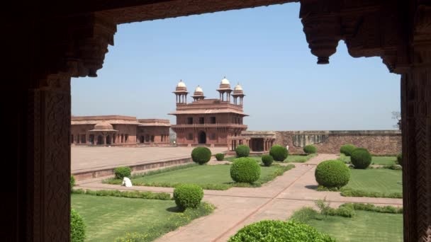 在印度Agra附近的Fatephur Sikri 花园和Diwan Khas大楼由拱门围成 — 图库视频影像