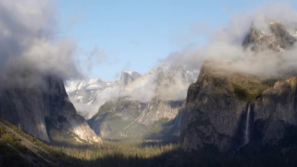 Kaliforniya Daki Yosemite Ulusal Parkı Ndaki Fırtına Bulutlarının Çöktüğü Kış — Stok video