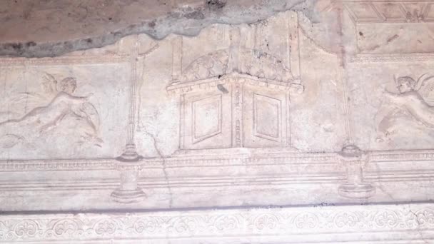 Panning Shot Bas Relief Two Cupids Bath House Wall Pompeii — Αρχείο Βίντεο