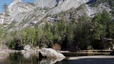 Kış aynadan gölün ve Kaliforniya 'daki Yosemite Ulusal Parkı' nda yarım kubbenin görüntüsü yükseliyor.