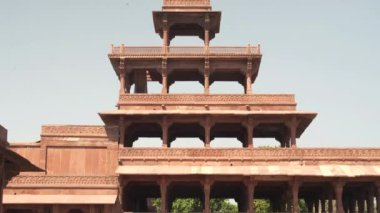 Hindistan, Agria yakınlarındaki Fatephur Sikri 'deki Panch Mahal Sarayı' nın önünde eğilin.