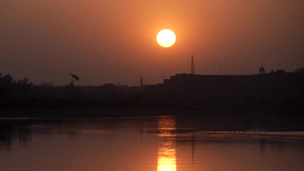 Yamuna Nehrinin Yukarısındaki Günbatımı Videosu Hindistan Agria Daki Tac Mahal — Stok video