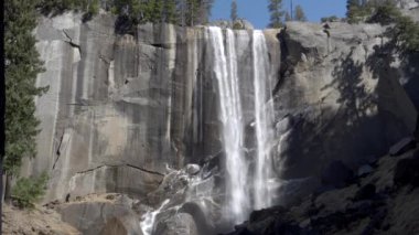 Kaliforniya 'da kış günü Yosemite Ulusal Parkı' nda bahar şelalelerine yakın.