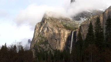 BridalVeil 'in kış yakın çekimi Kaliforniya' daki Yosemite Ulusal Parkı 'na düştü.