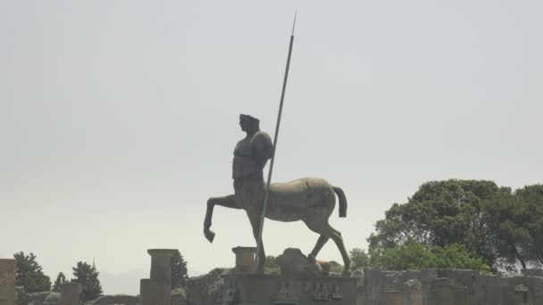 Zoom Una Statua Moderna Centauro Alle Rovine Pompei Vicino Napoli — Video Stock