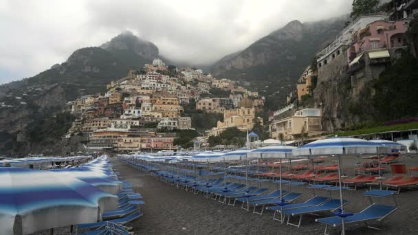 意大利南部阿马尔菲海岸波西塔诺海滩上椅子和雨伞的低角度拍摄 — 图库视频影像
