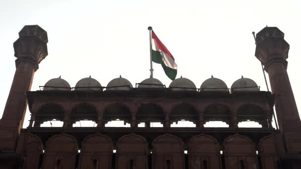 インドの古いデリーの赤い砦のドームの上のインドの旗の閉鎖 — ストック動画