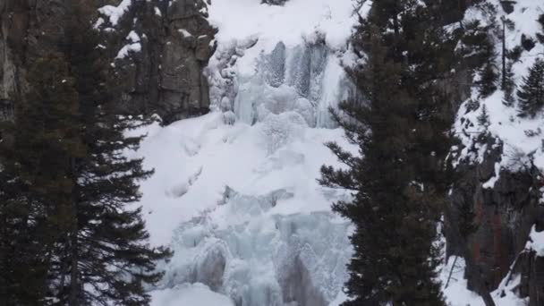 Inzoomen Een Gedeeltelijk Bevroren Golvende Watervallen Yellowstone National Park Montana — Stockvideo