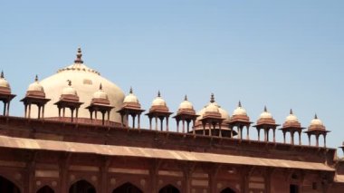 Hindistan, Agria yakınlarındaki Fatephur Sikri 'deki Jama Mescid Camii' nin tepesindeki kubbeler.