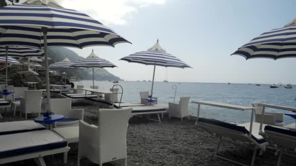Ομπρέλες Και Καρέκλες Ένα Καφέ Μια Παραλία Positano Της Ακτής — Αρχείο Βίντεο