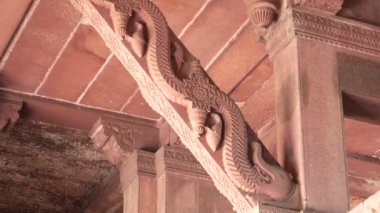 Hindistan 'ın Agria kentindeki Red Fort' taki bir binaya fil oyması.