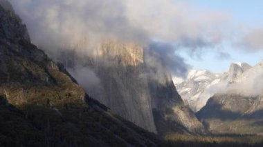 Kış boyunca Kaliforniya 'daki Yosemite Ulusal Parkı' nda kaptandan kubbeye.