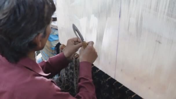 Hindistan Agria Daki Bir Fabrikada Halı Düğümleyen Bir Işçinin Yüksek — Stok video