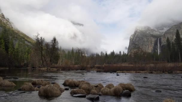 カリフォルニア州ヨセミテ国立公園の合流川とヨセミテ渓谷の谷から撮影された冬 — ストック動画