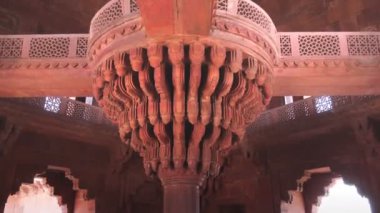 Fatephur Sikri, Hindistan 'da oyulmuş ünlü merkez sütunun klibini yukarı doğru eğ.