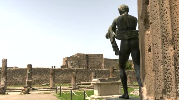 Μακρινό Πλάνο Ενός Αγάλματος Της Ρωμαϊκής Θεάς Diana Στα Ερείπια — Αρχείο Βίντεο