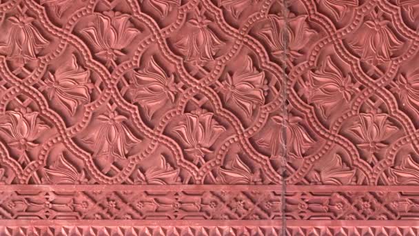 インドのアグラ近くの運命にある壁に花のデザインのパン — ストック動画