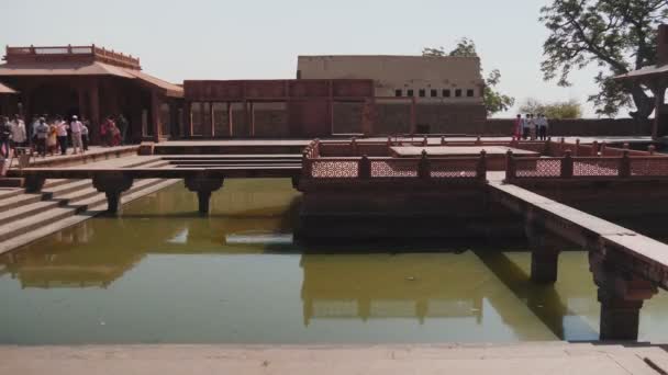 インドのアグラ近くの運命にあるプールや宮殿の建物の高フレームレートクリップ — ストック動画