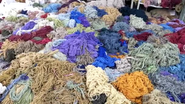 印度阿格拉的一家地毯制造厂 一锅五颜六色的羊毛 — 图库视频影像
