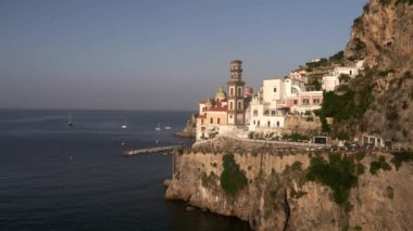 Güney İtalya 'daki AIFI kıyısındaki Atani köyünün gündoğumu zoom manzarası