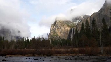 Vadi manzaralı kış klipleri, BridalVeil Şelaleleri ve Kaliforniya 'daki Yosemite Ulusal Parkı' ndaki sürgün nehri.