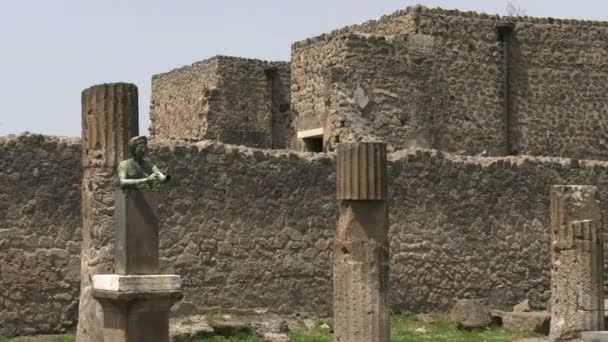 意大利 那不勒斯附近的石碑上 一座铜像的盘子 位于波洛神庙的废墟中 — 图库视频影像