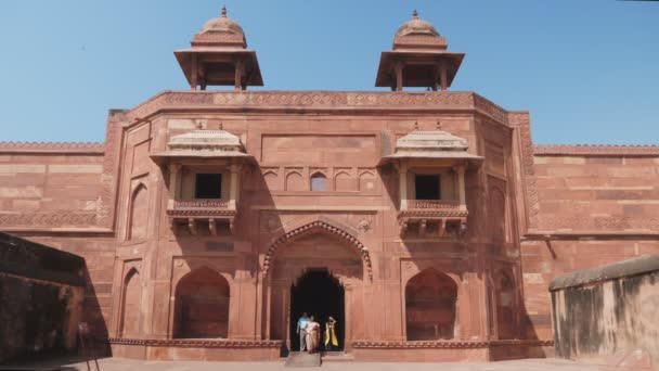 インドのアグラ近くの運命のクシュリ複合体で宮殿を出る観光客の高フレームレートショット — ストック動画