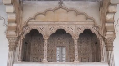 Hindistan 'ın kırmızı kalesindeki Khas Mahal Sarayı' ndaki bir platformun görüntüsünü yakınlaştır.