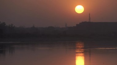 Hindistan, Agria 'daki yamuna nehrinin üzerinde güneşin batışını kapat.