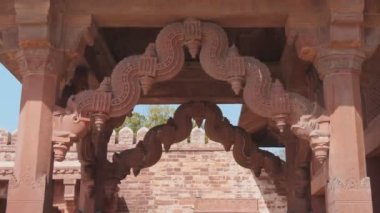 Yüksek çerçeve oranı, Hindistan, Agria yakınlarındaki Fatephur Sikri 'de süslü oyulmuş bir kapı aralığının yukarı doğru çekimini yapar.