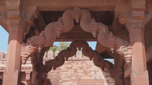 Alta Taxa Quadros Inclinar Tiro Uma Porta Ornately Esculpida Sikri — Vídeo de Stock