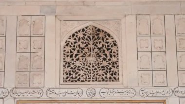 Hindistan, Agria 'daki Kırmızı Kale' nin üzerindeki süslü bir havalandırma ekranına yakınlaş.