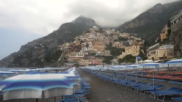 意大利南部阿马尔菲海岸波西塔诺海滩上的雨伞和海滩椅子盘 — 图库视频影像