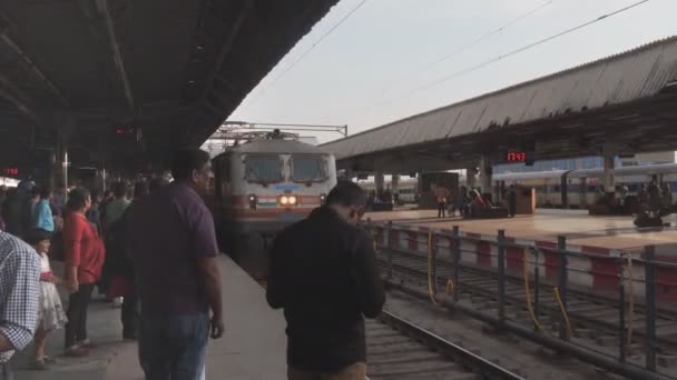 インドのアグラ駅に到着する列車の高フレームレート近いショット — ストック動画