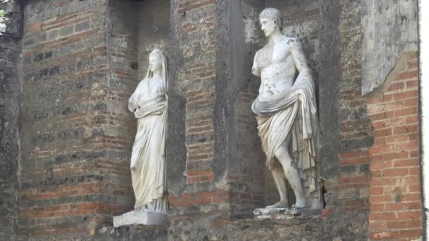 Pan Två Marmor Statyer Vid Pompeji Ruiner Nära Naplar Italy — Stockvideo