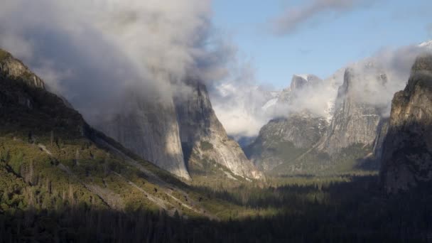 カリフォルニアのヨセミテ国立公園のエルキャピタンから明確な嵐雲としてヨセミテ渓谷の冬の午後パン — ストック動画