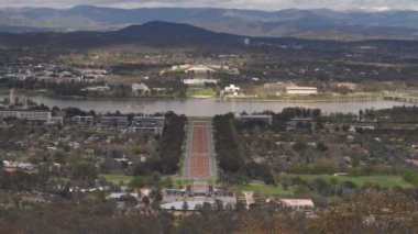 Bir bahar sabahı Avustralya 'nın başkentindeki Wainslie Dağı' ndan Canberra 'nın görüntüsünü büyüt.
