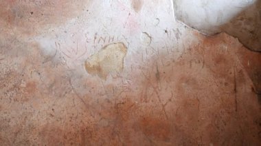 Napoli yakınlarındaki Pompeii harabelerinde bir genelev duvarına graffiti klipsi asmak.