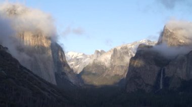 Yosemite 'nin yarım kubbesine kış vuruşu. Fırtına bulutları Kaliforniya' daki Yosemite Ulusal Parkı 'ndan geliyor.