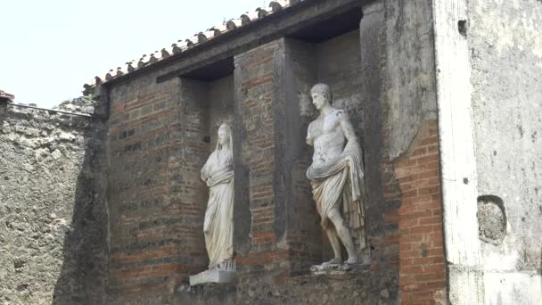 Napoli Yakınlarındaki Pompeii Harabelerinde Iki Mermer Heykelin Geniş Açılı Görüntüsü — Stok video