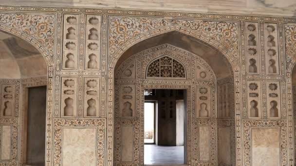 インドのアグラのレッドフォートにあるペルシェ宮殿の内部を撮影したズーム — ストック動画