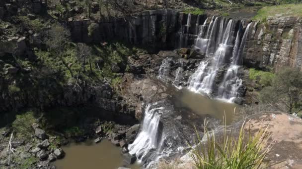 澳洲斯库尔州新英格兰地区的落潮瀑布上半部分近景 — 图库视频影像