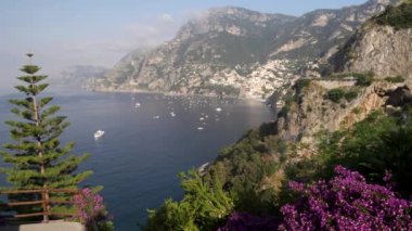 Positano kasabasının uzak çekimi Güney İtalya 'nın Alamfi Sahili' nde bir yaz sabahı