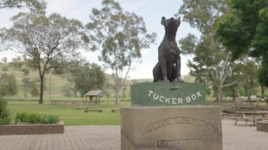 Gundagai, Avustralya 'daki Tuckerbox Anıtı' nın tarihi köpeğini kapatın.