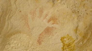 Wollemi Ulusal Parkı, Avustralya 'daki Dunns Bataklığı' ndaki bir kaya sığınağı duvarındaki antik Aborjin el izi sanatını yakınlaştır.