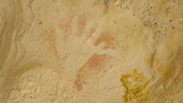 オーストラリアのヌセミ国立公園で沼地のロックシェルターの壁に古代のアボリジニの手のプリントアートでズーム — ストック動画