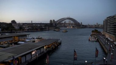 SYDNEY, AUSTRALYA - NOV, 19, 2020: Sydney 'deki dairesel rıhtımdaki birkaç feribot teknesinin alacakaranlık çekimi