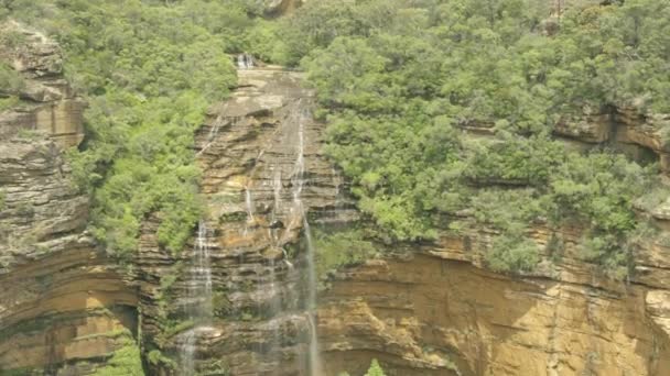 Blisko Przechylający Się Klip Wodospadów Wentworth Tęczą Podstawy Niebieskich Górach — Wideo stockowe