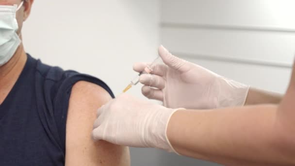 Primer Plano Paciente Masculino Vacunado Hombro — Vídeos de Stock
