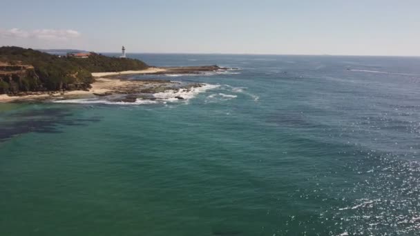 拉回澳大利亚Nsw中央海岸Norah头石质海滩和灯塔的空中夹子 — 图库视频影像